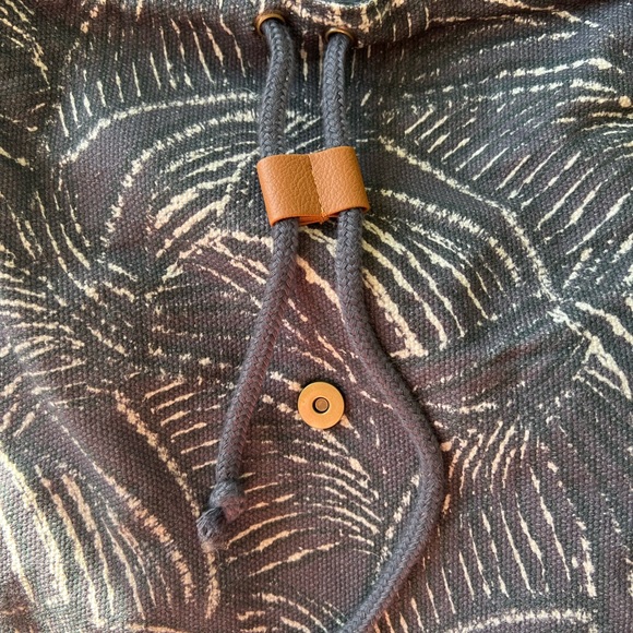 Fun knapsack with beach vibes. Drawstring and metal clasp. Canvas material - Picture 3 of 7